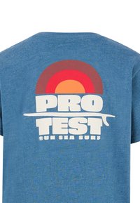 T-shirt bleu avec un graphisme rétro de soleil et un texte blanc disant "PRO TEST" ainsi qu'un texte plus petit "SUN SEA SURF" dans le dos.