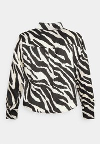 Vero Moda Curve VMALASKA ZEBRA SHOULDER - Blusa com botões - snow white