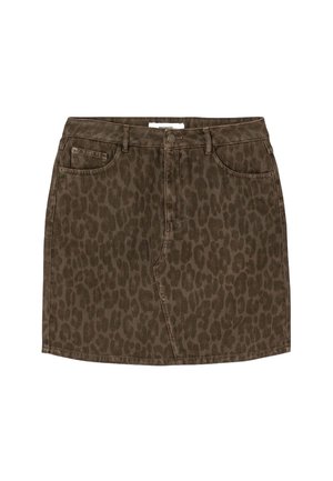 Jupe en denim marron avec un motif léopard noir, dotée d'une taille, de cinq poches et d'une fermeture à glissière à l'avant. Texture lisse et longueur au genou.