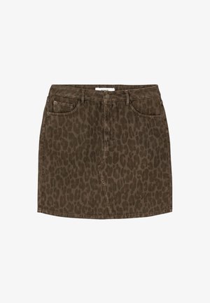 Jupe en denim marron avec un motif léopard noir, dotée d'une taille, de cinq poches et d'une fermeture à glissière à l'avant. Texture lisse et longueur au genou.