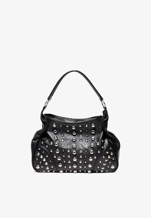 Sac à main en cuir noir avec une poignée unique, décoré de multiples clous en argent de différentes tailles sur la surface avant.