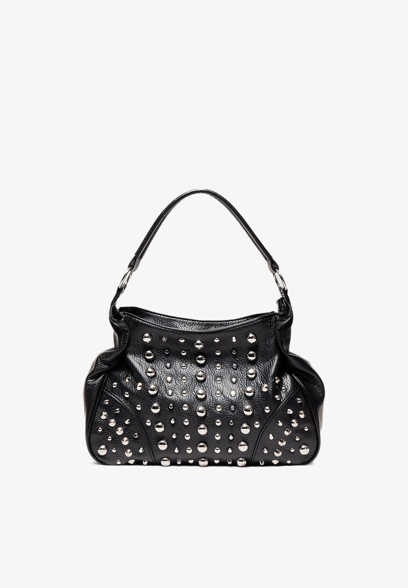 Sac à main en cuir noir avec une poignée unique, décoré de multiples clous en argent de différentes tailles sur la surface avant.