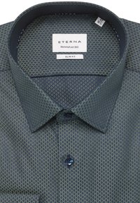 Blauwe en groene gestreepte slim fit shirt met een knoopsluiting kraag en het maatlabel 42/16 ½ zichtbaar binnenin de kraag.