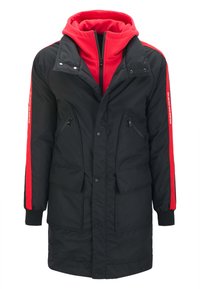 Schwarze Parkajacke mit rotem gefüttertem Innenlayer, ausgestattet mit Reißverschlusstaschen und roten Akzenten entlang der Ärmeln. Weicher, strukturierter Stoff.