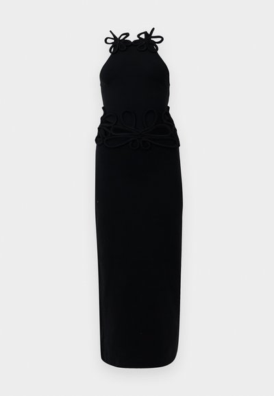 Rochie midi neagră cu guler halter, având bucle decorative din material la umeri și talie, textură netedă și o siluetă ajustată.