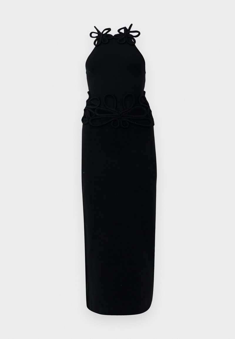 Robe noire midi avec col halter, mettant en avant des boucles décoratives en tissu aux épaules et à la taille, texture lisse et silhouette ajustée.