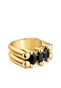 Anillo de oro con tres piedras facetadas negras, con un acabado liso y pulido y un diseño de banda triple redondeada. Acentos redondeados notables.