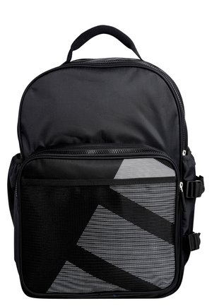 Schwarzer Rucksack mit Tragegriff oben, vorderer Netzreißverschlusstasche mit geometrischem Muster und seitlichen Schnallenriemen für verstellbare Passform.