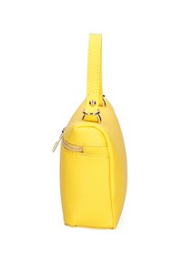 Sac à main en cuir jaune avec fermeture éclair, poche latérale et poignée supérieure. Surface texturée avec des accessoires en métal doré. Forme rectangulaire.