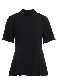 Czarna bluzka z krótkim rękawem, z wysokim dekoltem i zamkiem błyskawicznym z tyłu. Charakteryzuje się rozszerzonym krojem oraz gładkim, lekkim materiałem.