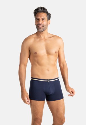 Boxers pour hommes bleu marine avec une ceinture élastique rayée, présentant une texture lisse et une coupe ajustée, mettant en avant le confort et le maintien.