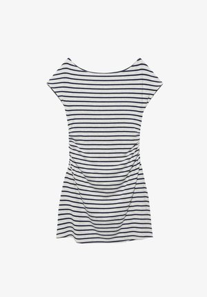 Robe à manches courtes, longueur genou, avec des rayures horizontales bleu marine et blanches, des côtés froncés, et un large décolleté bateau.