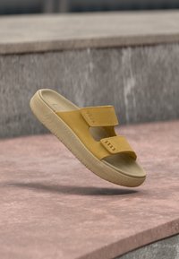 Nevybrané, ocre/almond