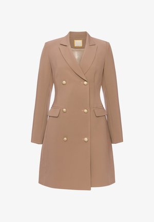 Beżowy płaszcz dwurzędowy wykonany z gładkiego materiału, z długimi rękawami, klapami i złotymi guzikami. Posiada dwie przednie kieszenie.