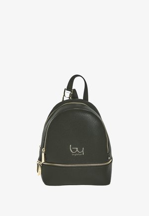 Zaino in pelle verde con forma arrotondata, dotato di una zip centrale, hardware dorato e logo impresso nella parte anteriore.