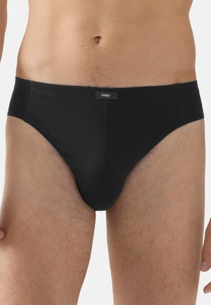 Männlicher Oberkörper, der eng anliegende schwarze Unterhosen mit dem "mey"-Label am Bund trägt, Haut von der Taille bis zu den Oberschenkeln oben zeigend.
