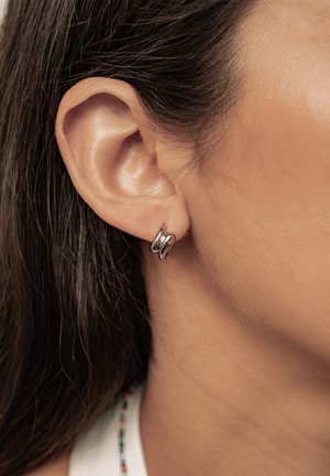 Hey Happiness, LAYERED HUGGIE - Earrings - silver-coloured
