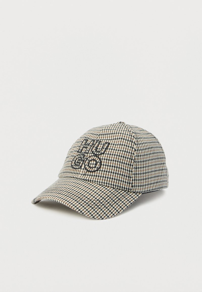 Gorra de béisbol con patrón a cuadros, visera curva y bordado del logo "HUGO" en negro en el panel frontal.