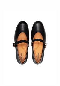 Zapatos Mary Jane de cuero negro con puntera redonda, plantilla de cuero marrón y una delgada correa en el tobillo con un acento de hebilla plateada.