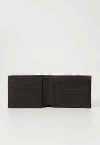 Portafoglio in pelle nera con multiple fessure per carte, un compartimento centrale per contanti e una tasca. Texture liscia, design minimalista, layout aperto.