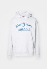Sudadera gris claro con texto azul "New Balance Athletics" en el frente y un bolsillo tipo canguro en la parte delantera, exhibida sobre un fondo blanco.