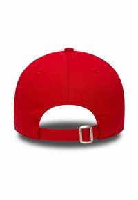 Cappello da baseball rosso con visiera curva, materiale in cotone, cinturino regolabile con hardware metallico sul retro per la personalizzazione della taglia.