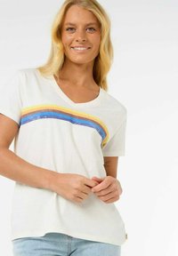Weißes Baumwoll-T-Shirt mit V-Ausschnitt und kurzen Ärmeln, das ein farbenfrohes Regenbogenstreifen-Design über der Brust in Gelb, Blau und Braun zeigt.