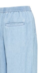 Pantalon en denim avec taille élastique bleu clair et une poche passepoilée unique à l'arrière du côté droit.