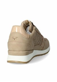 Sneaker beige con design perforato, dettagli in pelle liscia, suola intermedia bianca e suola esterna marrone chiaro. Logo discreto sul tallone.