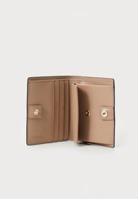 Portefeuille en cuir beige avec quincaillerie dorée, plusieurs emplacements pour cartes et une poche plaquée. Extérieur texturé avec une doublure intérieure lisse.