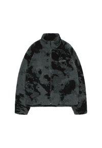 Giacca in pile nera e grigia con una consistenza morbida, colletto alto e chiusura con zip. Presenta un motivo mimetico e il logo "ETERNITY" sul petto.