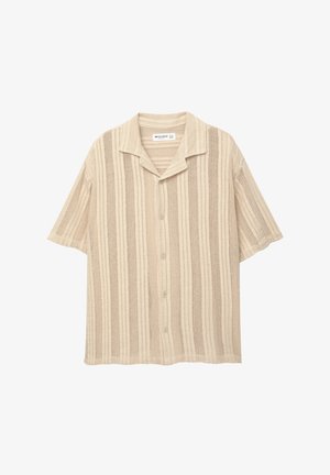 Chemise beige à manches courtes avec des rayures alternées de textures solides et en tricot ajouré, dotée d'un col et d'une fermeture à cinq boutons sur le devant.