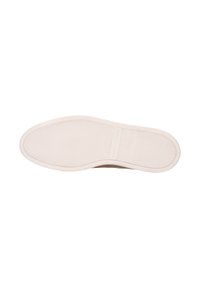 Witte rubberen zool met gestructureerd oppervlak, afgeronde randen en merkdetails. Glad oppervlak, ontworpen voor grip en duurzaamheid.