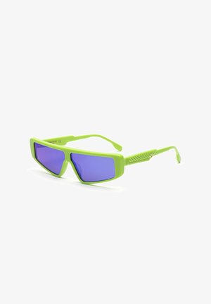 Lunettes de soleil vertes avec montures rectangulaires, dotées de verres violets. Les branches présentent un motif texturé et un accent doré.