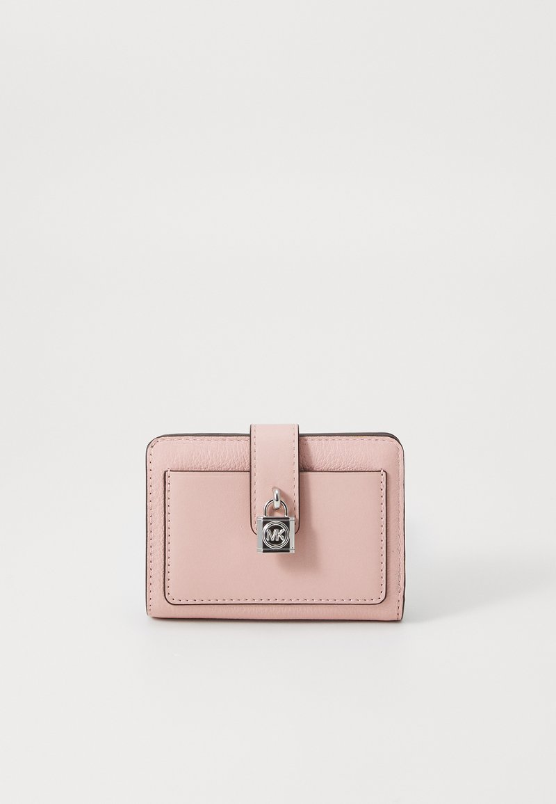 Porte-cartes en cuir rose avec une poche avant, fermeture en métal argenté et détails de couture discrets. Forme rectangulaire compacte.