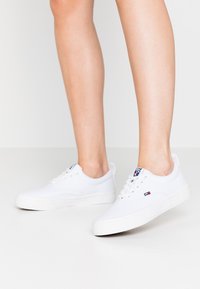 Tommy Jeans - CLASSIC  - Tenisky - white Miniatúrny obrázok 1