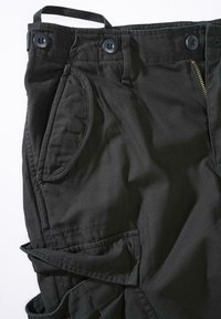 Svarta cargo-shorts i en slät, strukturerad textil. Funktioner inkluderar knappar, en ficka med dragkedja och sidofickor för förvaring.