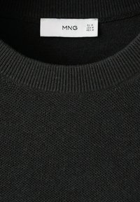 Sort strikket sweater med rund hals og ribbet krave samt hvid størrelseslabel med MNG, størrelse medium til EU, USA og Mexico.