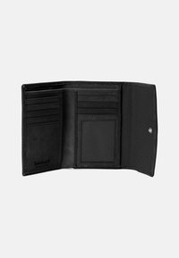 Portafoglio in pelle nera con più scomparti per carte, una tasca per le monete e una texture interna liscia. Il logo del marchio è impresso sul lato esterno.
