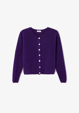Vijoličasti kardigan iz mehkega, teksturiranega blaga, z V-izrezom, dolgimi rokavi in osmimi belimi gumbi spredaj.