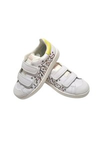 Sneakers bianchi in pelle con due cinturini in velcro, caratterizzati da motivi colorati di stelle e fiori, e suola in gomma testurizzata. Accenti gialli.