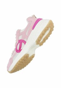 Scarpa sportiva rosa chiaro con lati in rete, accenti rosa e una suola bianca spessa. Presenta una suola in gomma testurizzata per una migliore aderenza.