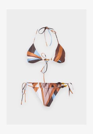 To-delt bikini med trekantede cupper og bindebånd, med diagonale striper i brunt, oransje, blått og hvitt med ravperledetaljer på båndene.