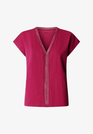 Magenta blouse met korte mouwen, een V-hals en verticale kantdetails langs de voorkant en de halslijn.