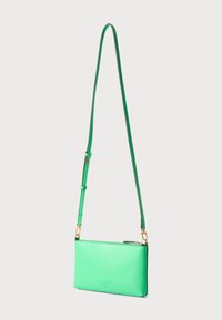 Groene leren crossbodytas met een zachte textuur, rechthoekige vorm, verstelbare schouderriem en gouden hardware. Voorzien van een gegraveerd vlinderlogo.