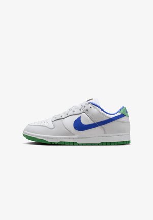 Sneaker Nike bianco a basse altezza con swoosh blu, linguetta verde sul tallone e suola verde, mostrato di lato su uno sfondo bianco.