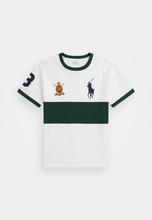 Polo shirt blanc avec accents verts, manches courtes, arborant le numéro brodé "3", un logo de couronne, et un design de joueur de polo sur la poitrine.