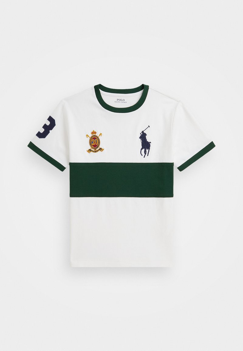 Bela polo majica z zelenimi poudarki, kratkimi rokavi, na kateri je izšita številka "3", logotip krone in dizajn igralca polo na prsih.