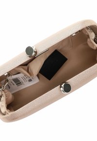 Borsa a mano rosa chiaro con una superficie testurizzata, accessori in argento e una fodera in tessuto morbido. Presenta una chiusura a scatto e un dettaglio a catena all'interno.