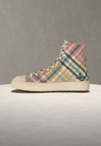 Υψηλής μπότας αθλητικό παπούτσι με εκρού σόλα και κορδόνια, με πολύχρωμο καρό σχέδιο και μικρό κεντημένο λογότυπο κοντά στη φτέρνα.